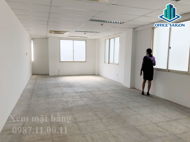 Khách hàng xem văn phòng diện tích 30m2 tại Coalimex building