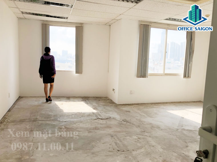 Nhân viên Office Saigon hỗ trợ khách hàng xem mặt bằng tại Coalimex building
